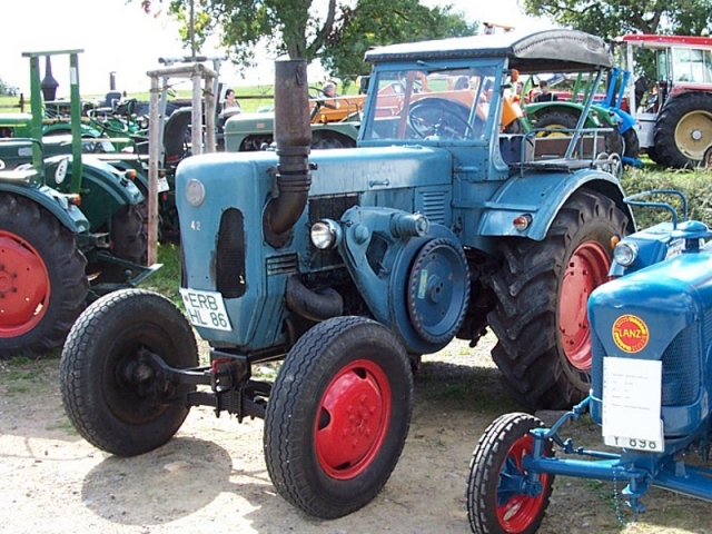 Umbau-Bulldog - Ehemaliger Lanz Glühkopf-Bulldog mit Halbdiesel-Austausch-Motor