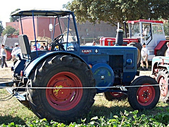 Umbau-Bulldog - Ehemaliger Lanz Glühkopf-Bulldog mit Halbdiesel-Austausch-Motor