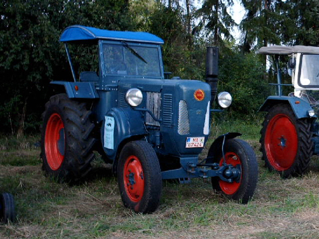 Umbau-Bulldog - Ehemaliger Lanz Glühkopf-Bulldog mit Halbdiesel-Austausch-Motor