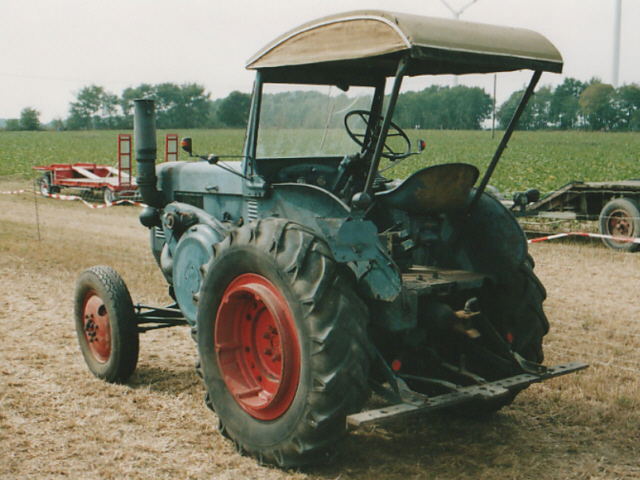 Umbau-Bulldog - Ehemaliger Lanz Glühkopf-Bulldog mit Halbdiesel-Austausch-Motor