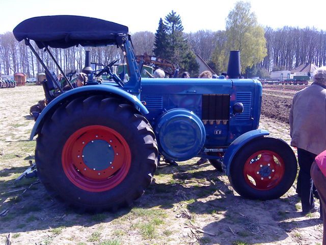 Umbau-Bulldog - Ehemaliger Lanz Glühkopf-Bulldog mit Halbdiesel-Austausch-Motor