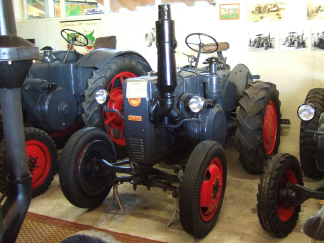 Umbau-Bulldog - Ehemaliger Lanz Glühkopf-Bulldog mit Halbdiesel-Austausch-Motor